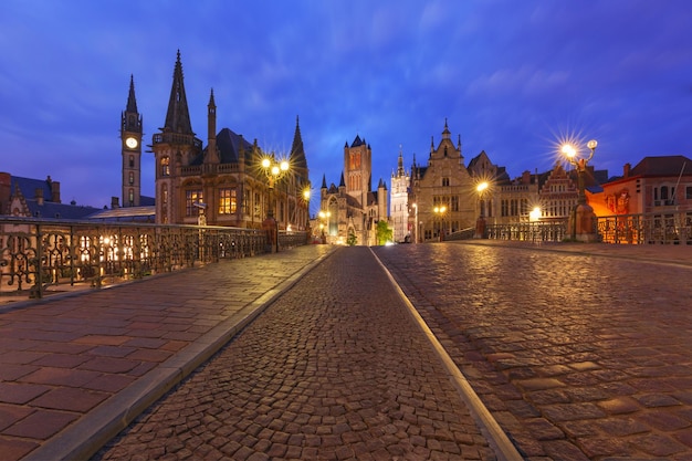 Puente de San Miguel por la noche en Gante Bélgica