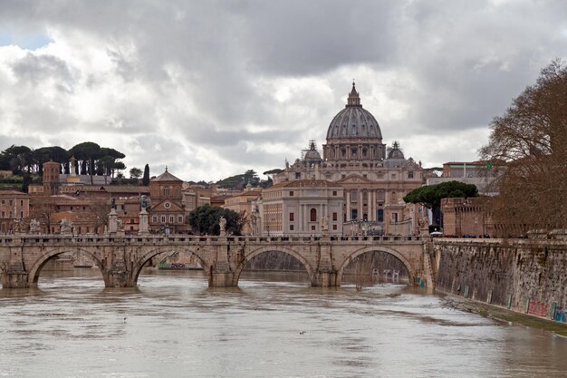 El puente de San Ángel y la basílica de San Pedro en Roma