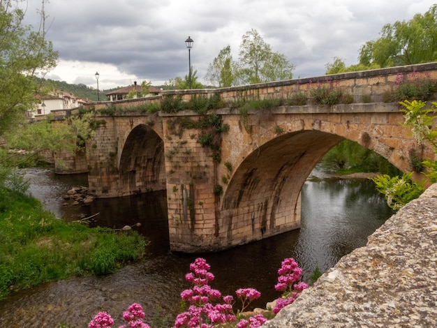 Puente de San Pablo sobre el río Arlanza en Covarrubias Burgos España