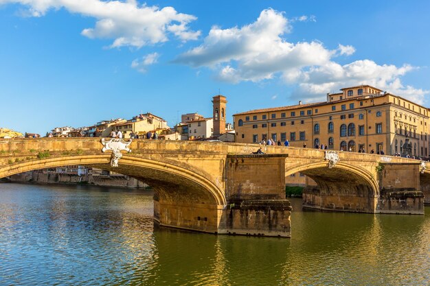 Puente Santa Trinidad sobre el río Arno en Florencia, Italia