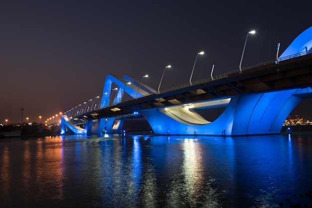 Puente Sheikh Zayed en la noche, Abu Dhabi, Emiratos Árabes Unidos