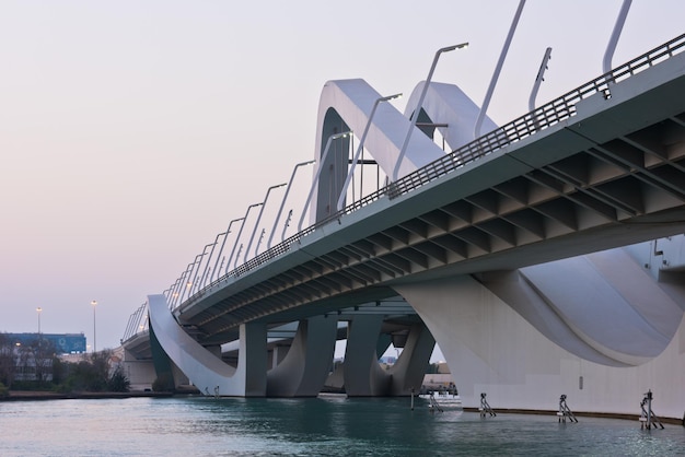 Puente Sheikh Zayed en la noche Abu Dhabi Emiratos Árabes Unidos