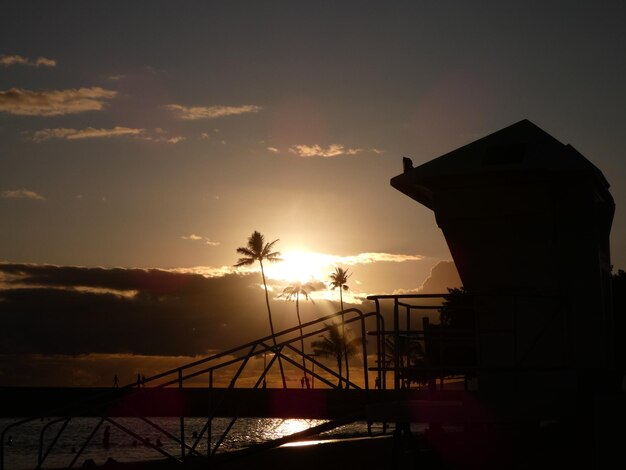 Foto puente en silueta sobre el mar contra el cielo durante la puesta de sol