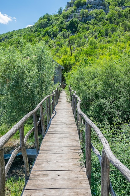 Un puente sinuoso del pueblo cruza el río hasta el pueblo