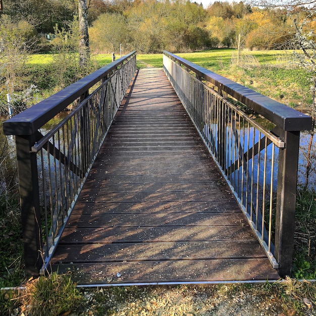 puente sobre el agua