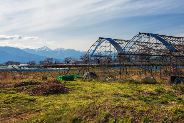 Puente sobre el campo contra el cielo