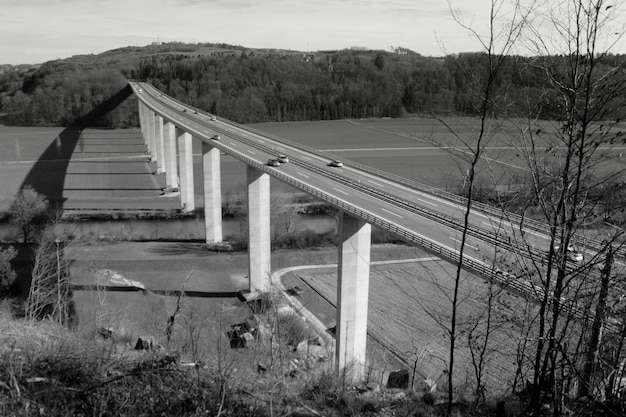 Puente sobre el campo vacío contra el cielo