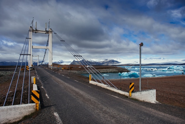 Puente sobre un canal que conecta la laguna de Jokulsarlon y el Atlántico