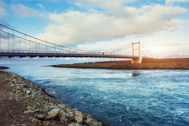 Puente sobre un canal que conecta la laguna de Jokulsarlon y el Atlántico