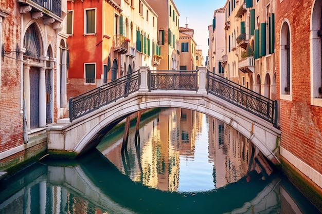 Un puente sobre un canal en Venecia