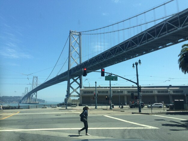 Foto puente sobre la ciudad