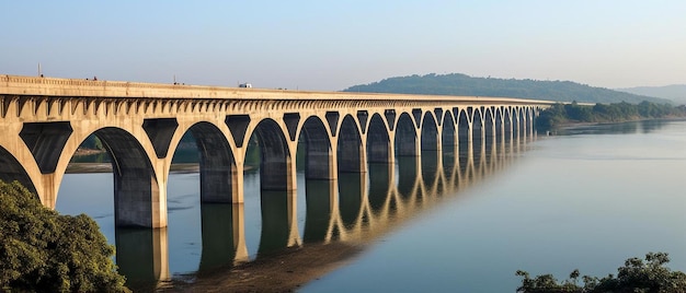 un puente sobre un cuerpo de agua con una montaña en el fondo