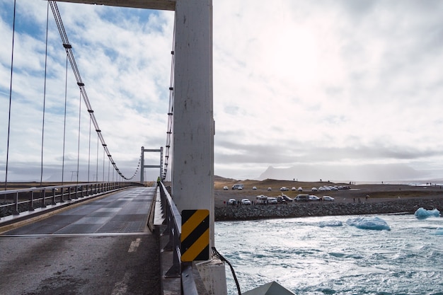 Puente sobre la laguna glaciar en Islandia