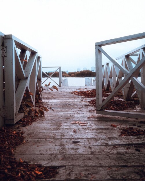 Foto puente sobre el mar contra el cielo despejado