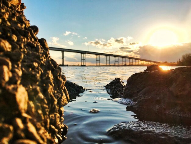 Foto puente sobre el mar contra el cielo durante la puesta de sol