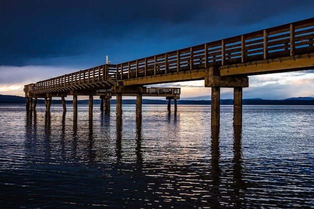 Puente sobre el mar contra el cielo