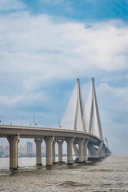 Puente sobre el mar contra el cielo