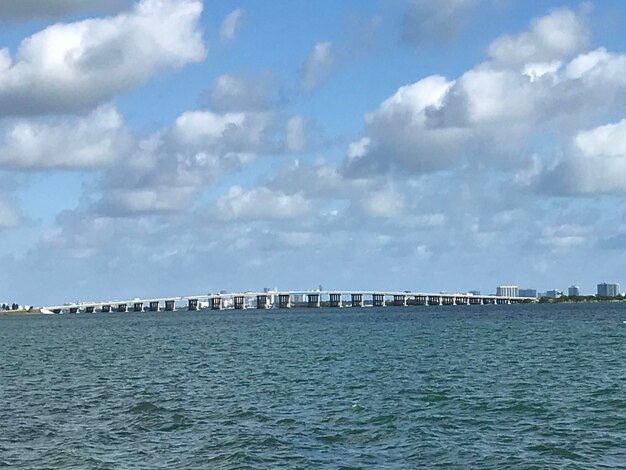 Foto puente sobre el mar contra el cielo