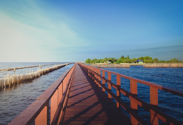 Puente sobre el mar