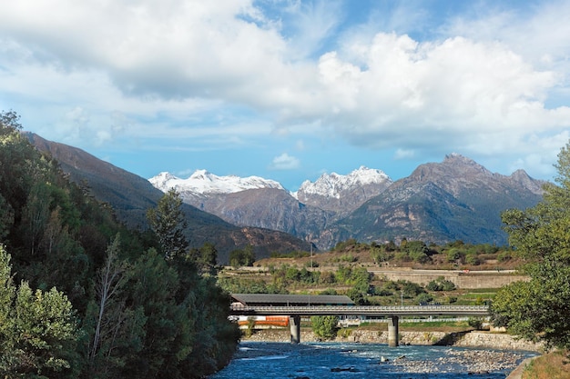 Puente sobre el río en los Alpes de Italia