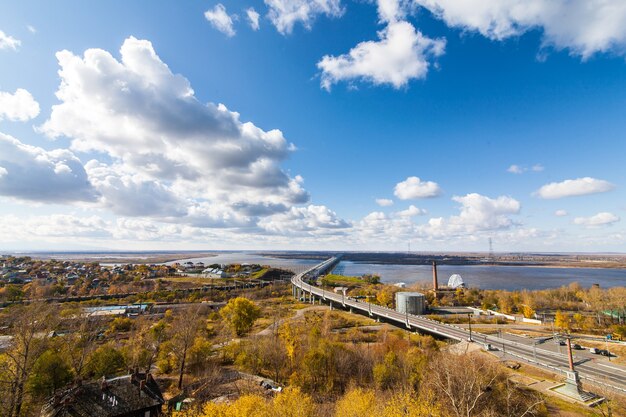 Puente sobre el río Amur en Khabarovsk, Rusia en otoño