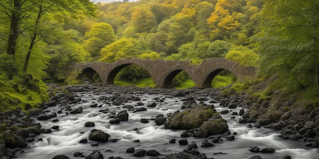 Un puente sobre un río con árboles al fondo.