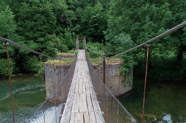 Un puente sobre un río con árboles al fondo.