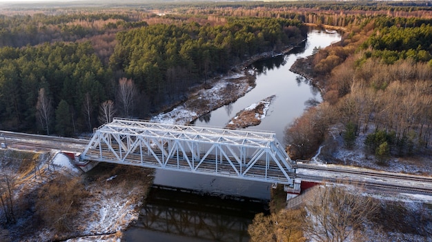 puente sobre el río en el bosque al atardecer