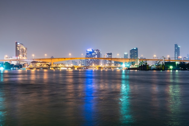 Puente sobre el río en la ciudad de bangkok.