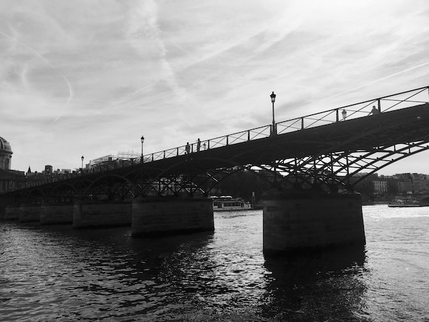 Foto puente sobre el río en la ciudad contra el cielo