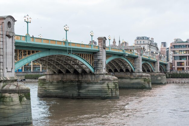 Puente sobre el río en la ciudad contra el cielo