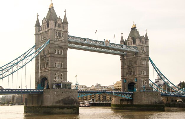 Puente sobre el río con la ciudad en el fondo