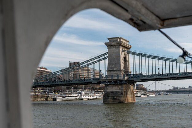 Foto puente sobre el río en la ciudad