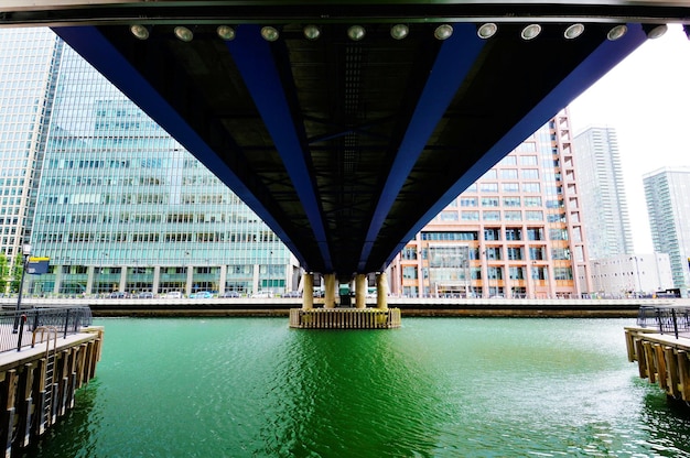 Puente sobre el río en la ciudad