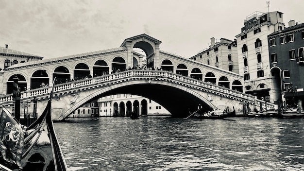 Foto puente sobre el río en la ciudad