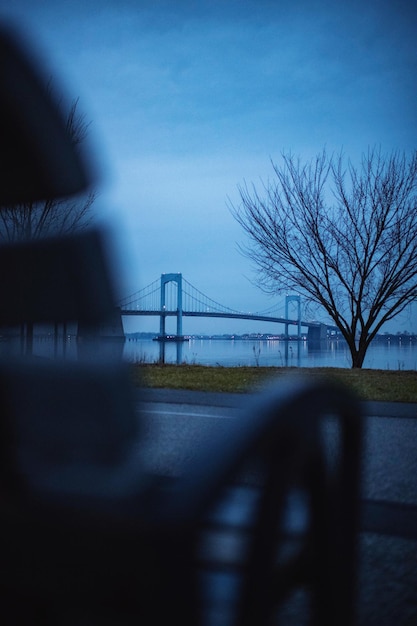 Foto puente sobre el río contra el cielo al anochecer