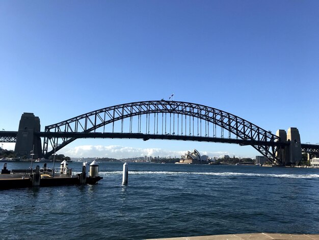 Foto puente sobre el río contra el cielo azul claro