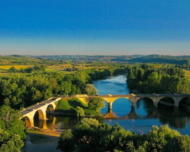 Foto puente sobre el río contra el cielo azul