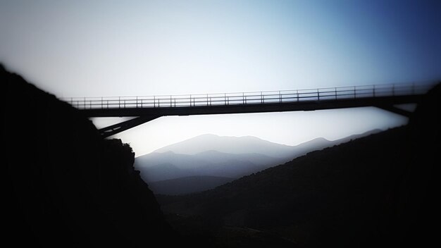 Foto puente sobre el río contra el cielo despejado