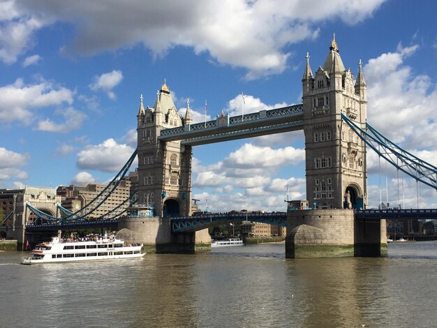 Foto puente sobre el río contra el cielo nublado