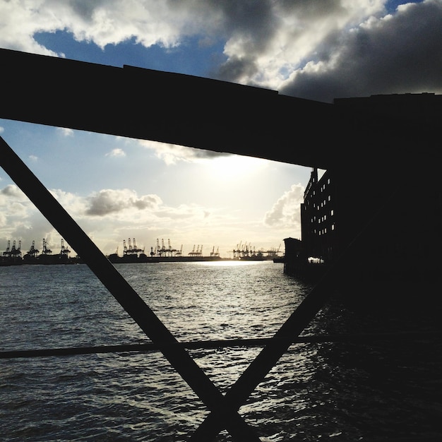 Puente sobre el río contra el cielo nublado