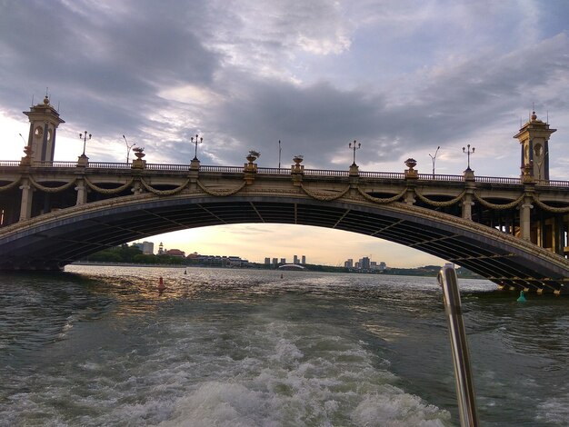 Puente sobre el río contra el cielo nublado