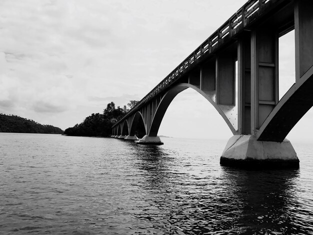 Foto puente sobre el río contra el cielo