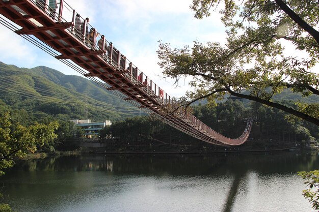 Foto puente sobre el río contra el cielo