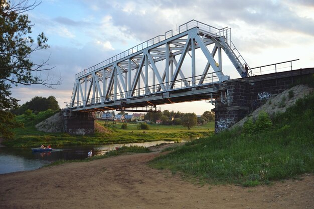 Puente sobre el río contra el cielo