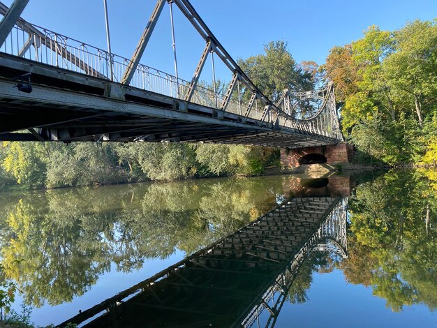 Foto puente sobre el río contra el cielo