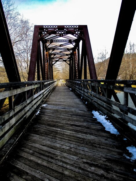 Puente sobre el río contra el cielo