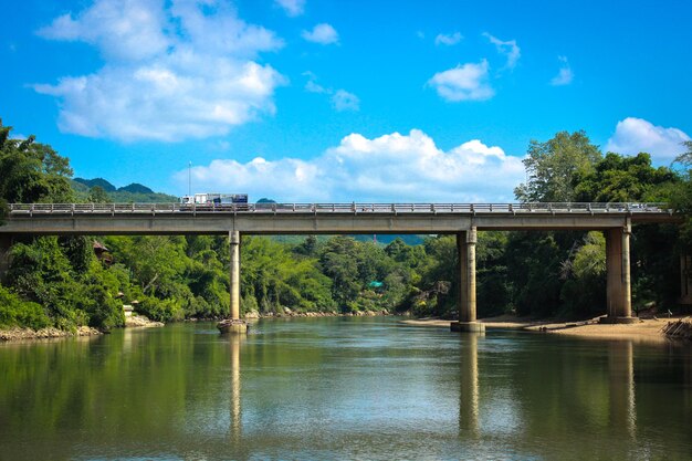 Foto puente sobre el río contra el cielo