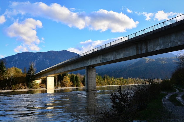 Foto puente sobre el río contra el cielo