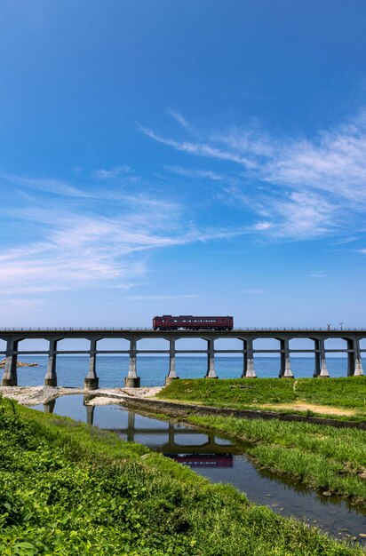 Puente sobre el río contra el cielo